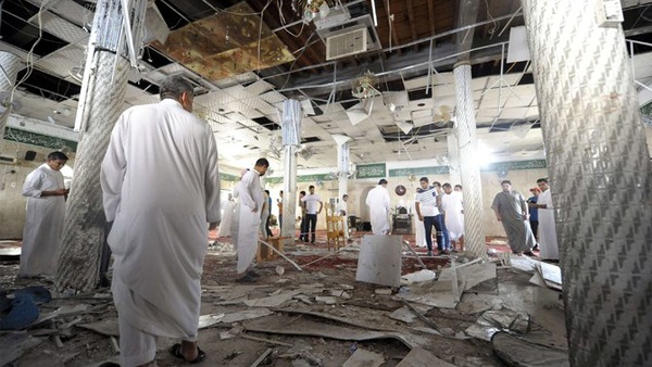 داعش يتبنى تفجير مسجد شرق السعودية